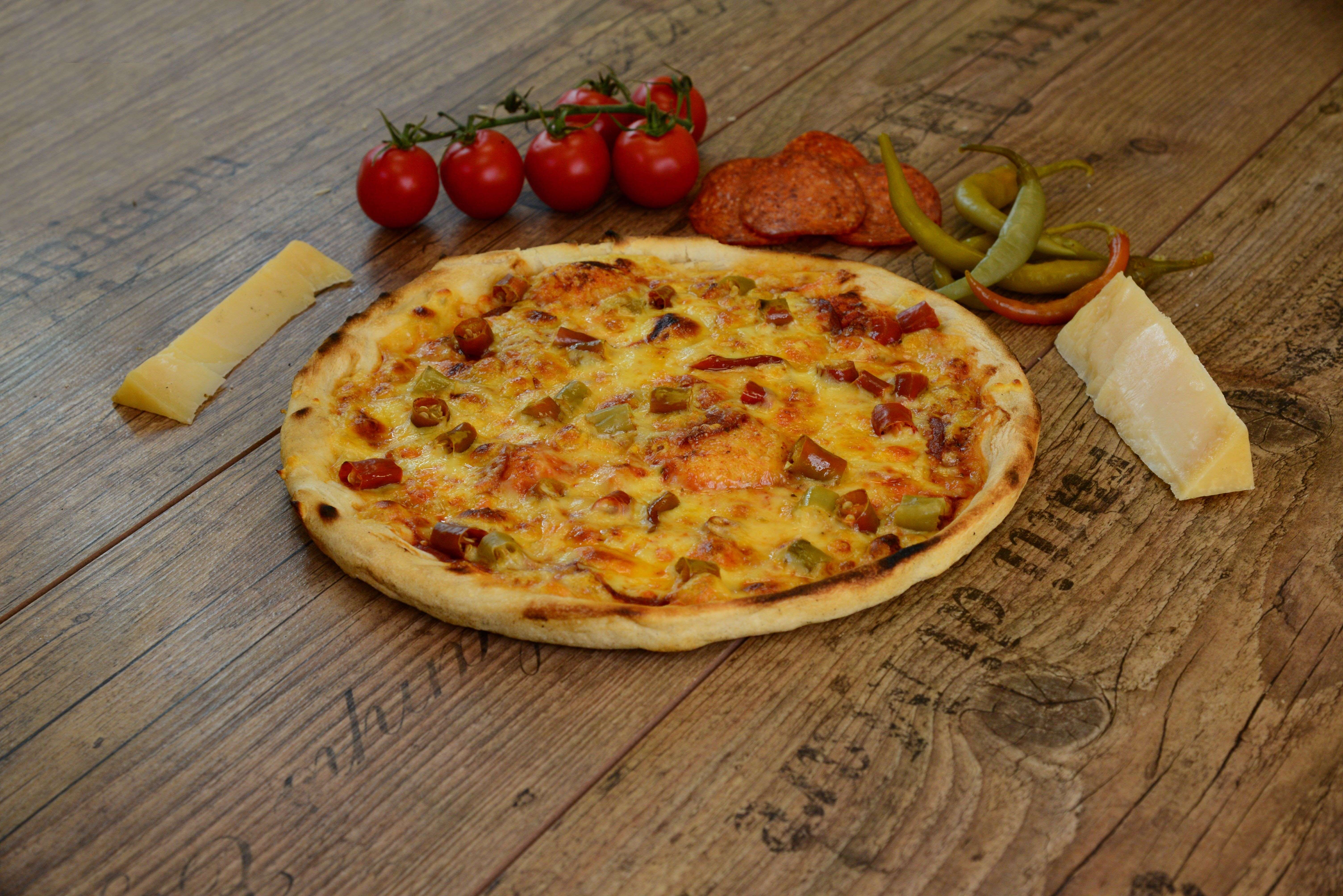 Kolbászos-pfefferonis pizza