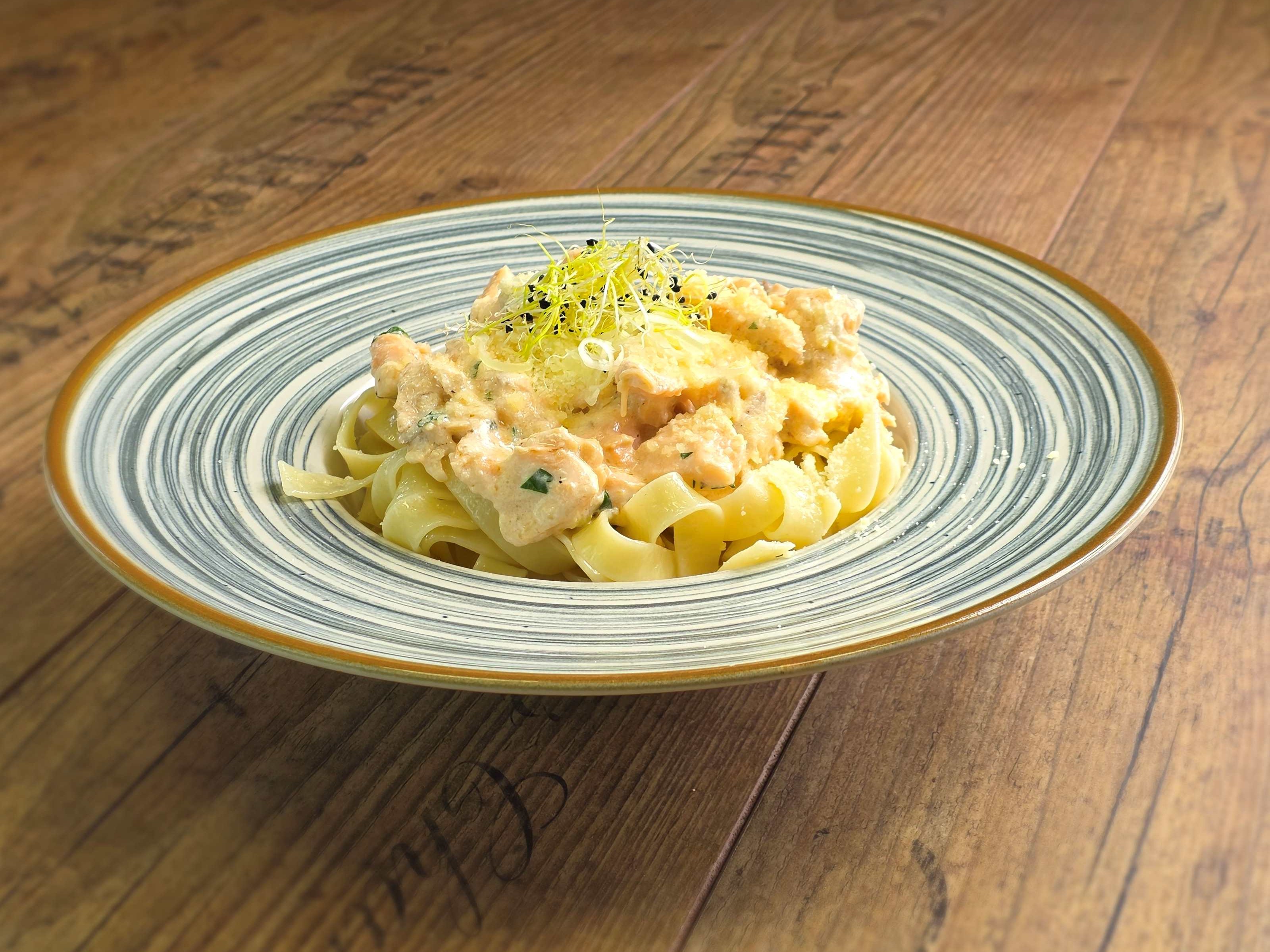 Újhagymás tejszínes lazac tagliatelle